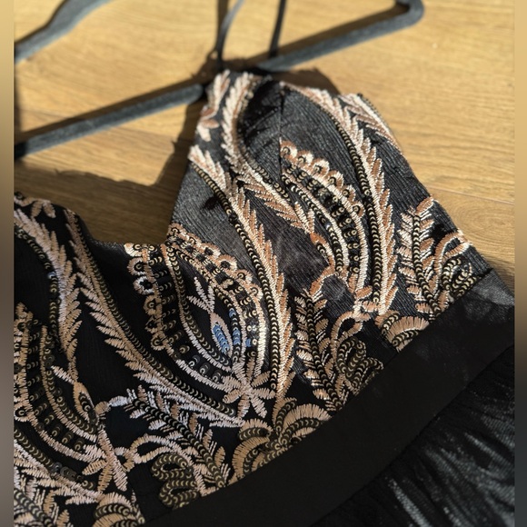 NEW Red Dress Elegant Black and Gold Evening Gown - Picture 12 of 16